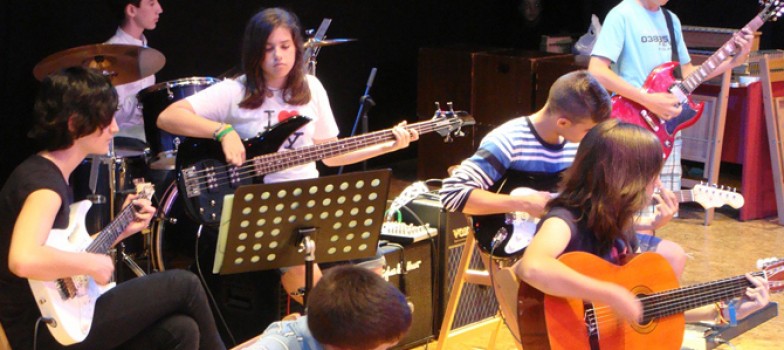 clases bajo eléctrico en academia de música de Zaragoza